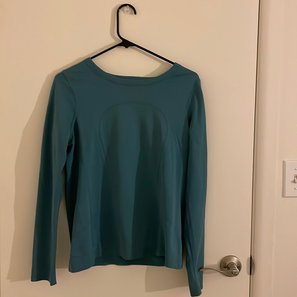 Lululemon work out top!